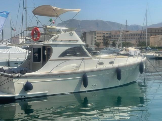 Hotel na wodzie Boat And Breakfast *